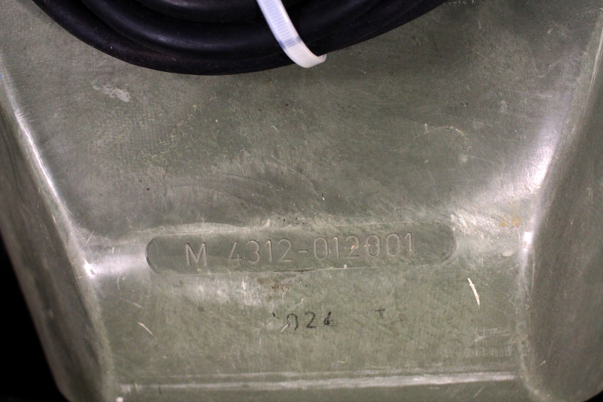 K 12 var försedd med magnetiskt avståndsorgan typ gradiometer (Organ 11). 
Minan banfälldes under framfart. 
Minans skal gjordes i glas-fiberarmerad plast för att minan skulle bli omagnetisk. Minans speciella form medgav att minan kunde glida i vattnet 2-3 ggr aktuellt djup. På det viset kunde minan fås att glida ut ungefär vinkelrätt från den kabel, som band samman minorna i en linje. Vid detonation sprängdes då inte denna kabel av.