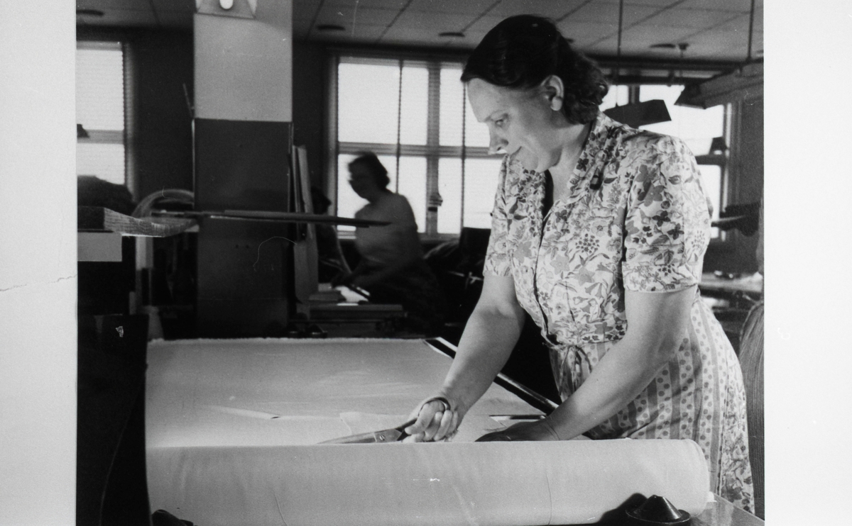 "Tillskärning för hand". (Ottossons textilfabrik). Från utställningen "Falköping i bild" 1952.