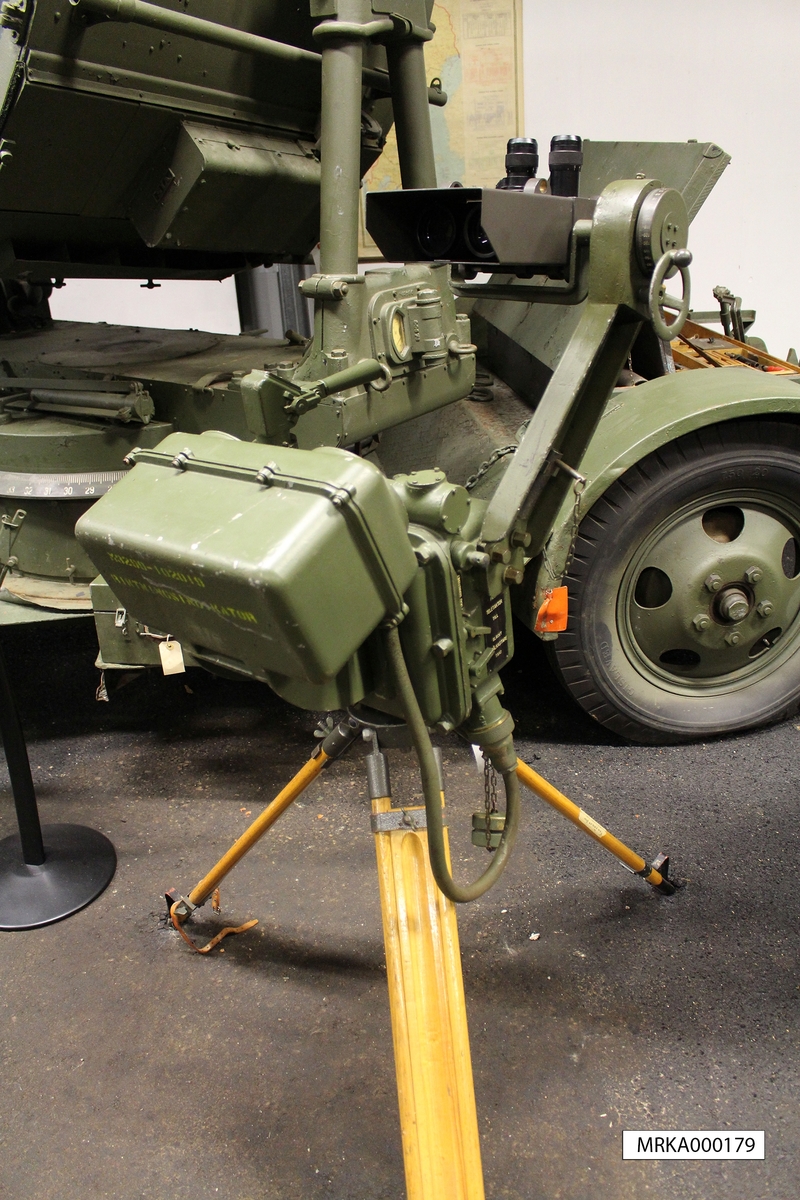 Manöverapparat 102 användes för att fjärrstyra 150 cm strålkastare m/1937-38 på ca 50 meters håll.