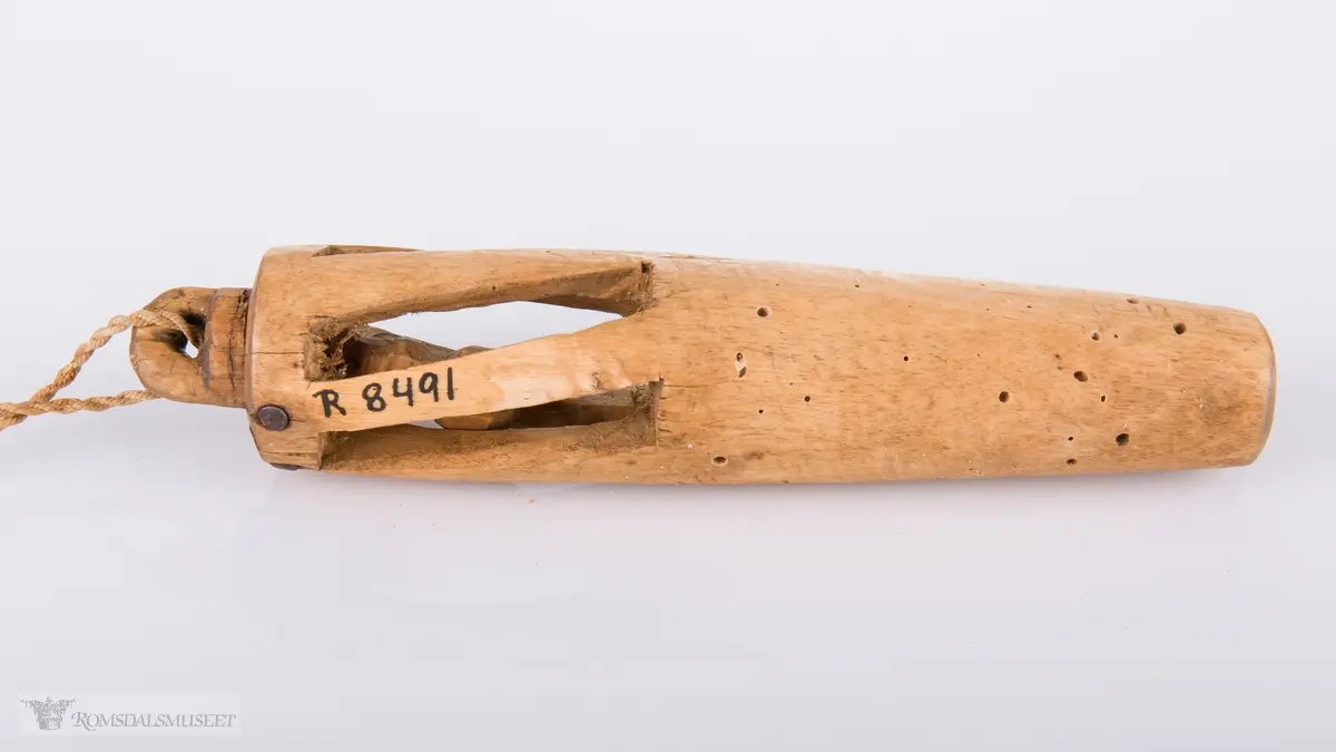 Sylindrisk,svakt kon. Hempe øverst, 2 kuler i gitter.