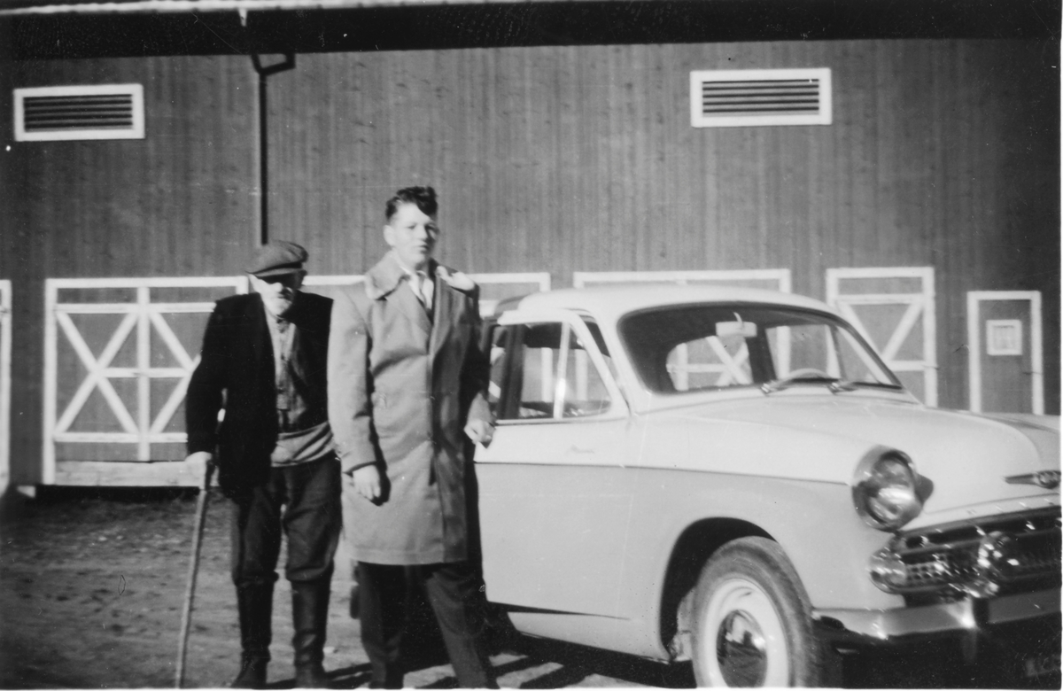 Bil: Hillmann minx MkIII 1958. Jon K. Ødegaard og Johan Ødegaard  ved en Hillmann.
Før avreise til Bjerkely folkehøyskole der Jon K. skulle begynne.