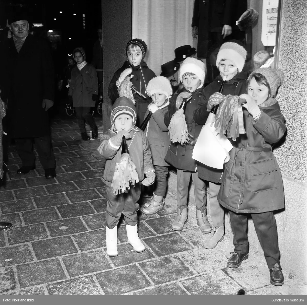 Skyltsöndag 1961. Vid Strömbergs färg flockades barn och vuxna kring en konstnärlig tomte i skyltfönstret.