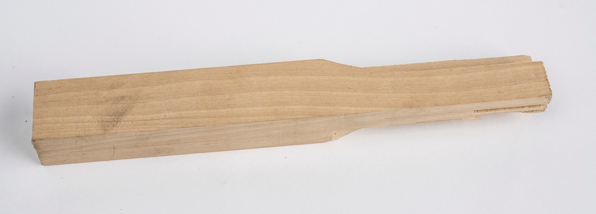 Pose med trestykker av ulik lengde og form funnet sammen med
de øvrige redskapene brukt til trearbeid.