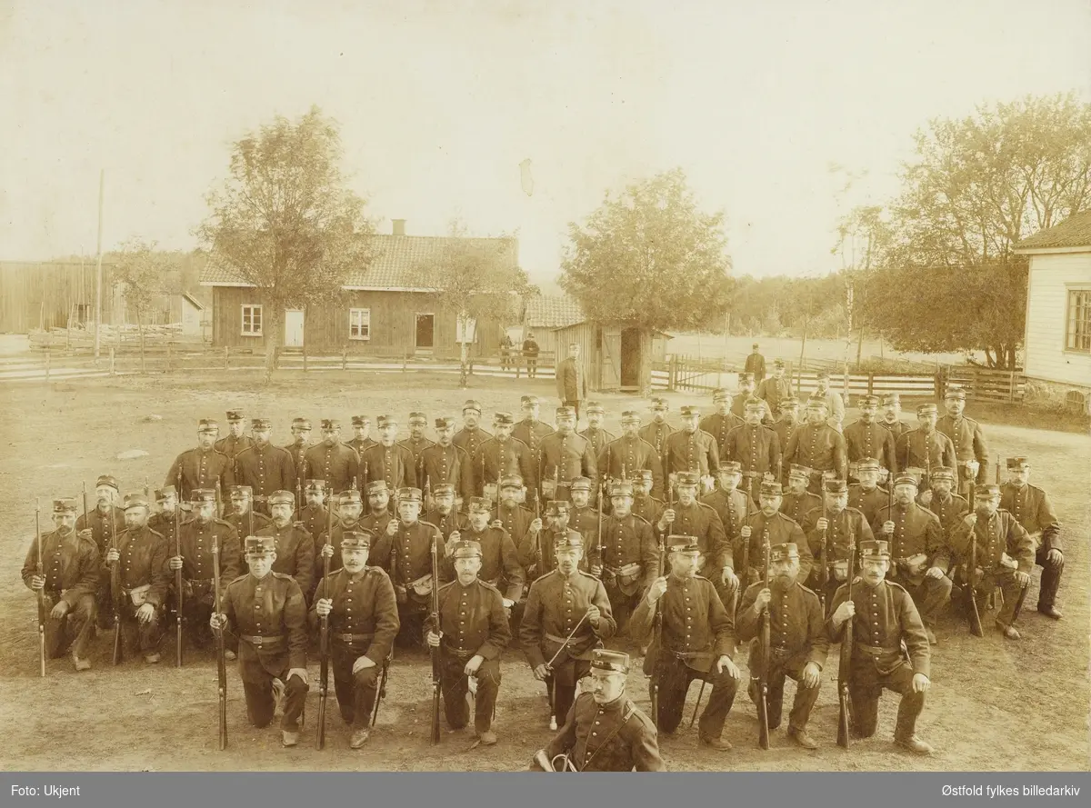 Krigssklare soldater ved Prestebakke i Idd kommune ved Halden, 1905.