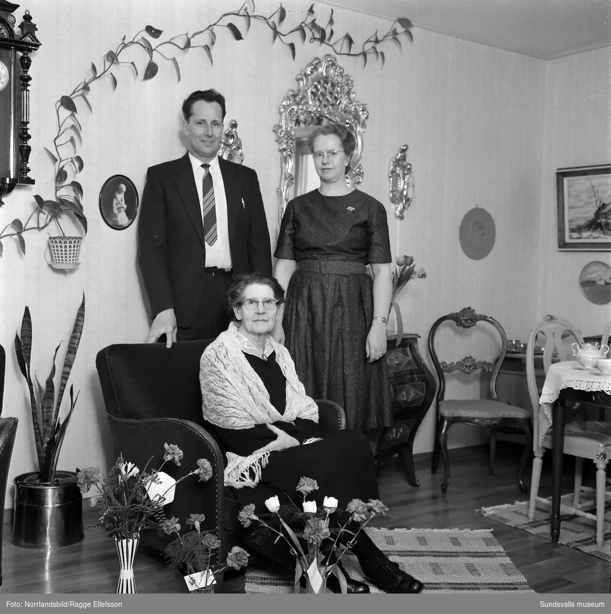 Fru Thelander, Kullagergatan 11, porträtt- och gruppbilder i samband med 70-årsdagen.