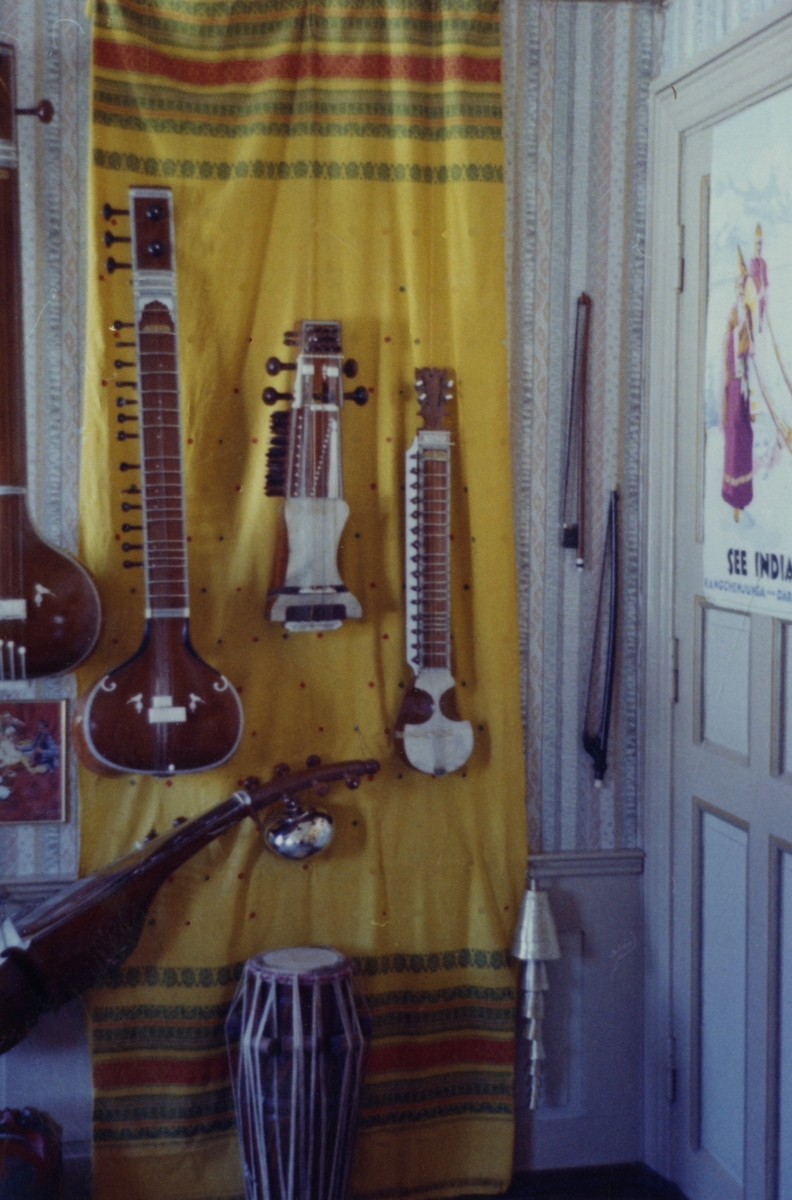 Bilde av indiske instrumenter i den tidligere orientalske avdelingen i hovedbygningens 2. etasje, i det nåværende orgelrommet.