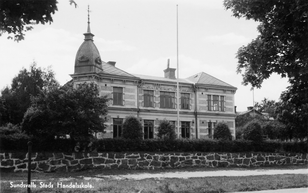 Sundsvalls stads handelsskola före utbyggnaden 1940 då (tornet till vänster försvann vid ombyggnationen. Efter 1940 bytte skolan namn till Sundsvalls Handelsgymnasium. Senare bytte skolan namn till Alléskolan eftersom även annan undervisning bedrevs där. Bergsgatan 43. Vykort.