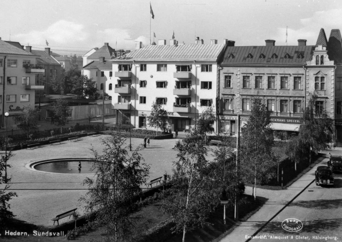 Lekparken Hedern. I bakgrunden kvarteret Skatten som ligger vid  Torggatan. Till höger i bild Rådhusgatan Text på vykortet "Hedern. Sundsvall".