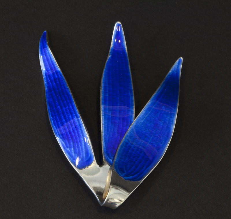 Brosje i sølv med blå speilemalje. Utformet som et tre blader (Foto/Photo)