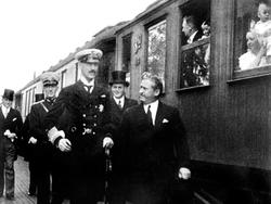 Ordfører Sørensen og flere herrer i flosshatt møter kong Haa