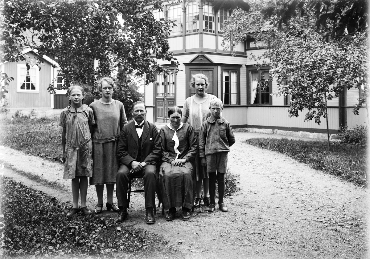 Familjen Sjöberg och Göta Gimbergsson på gårdsplanen, Fröslunda, Altuna socken, Uppland 1926