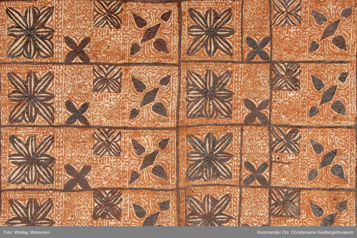 Bast, terracottafarget bunnfarge med dypbrun malt dekor. Opprutet med dypbrunt i felt med store stjerner og firebladsornamenter.