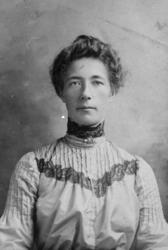 Atelierportrett av Kristine g. Knutsen, 1867-1908.