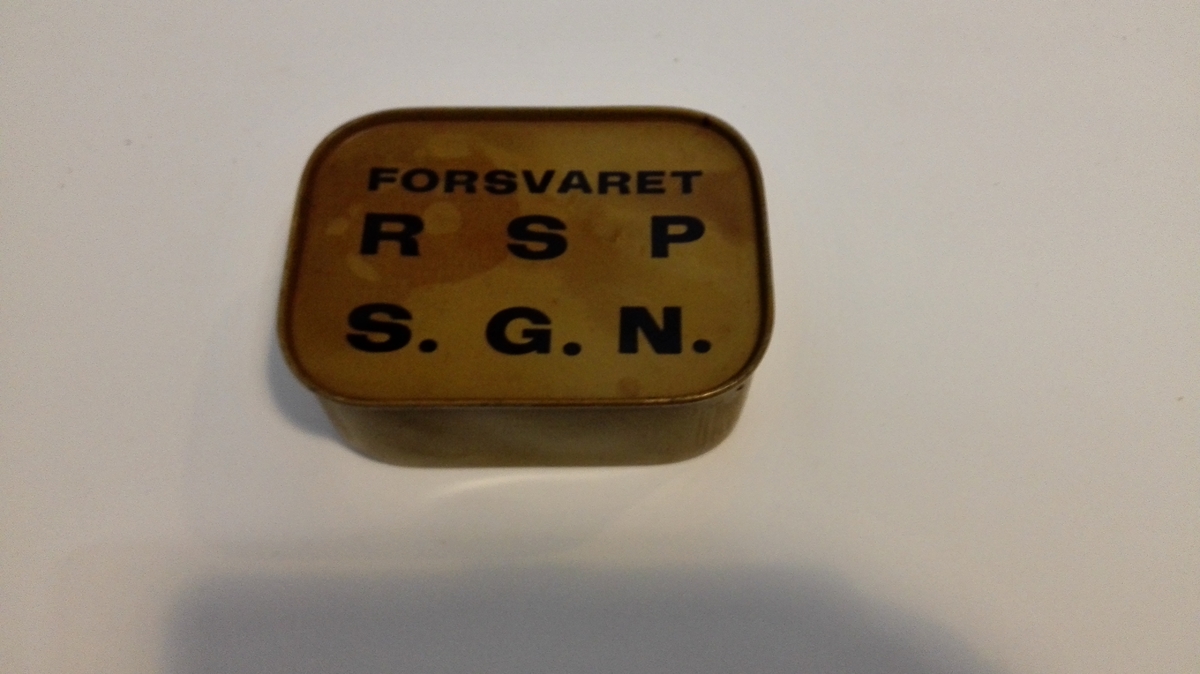 Uopna "Militærbeige" metallboks med nødproviant. Avrunda hjørner. På undersida stansa inn "Norway" og "Norvège". På loket påtrykt "FORSVARET   R  S  P    S. G. N."

RSP står for Reservestridsproviant.