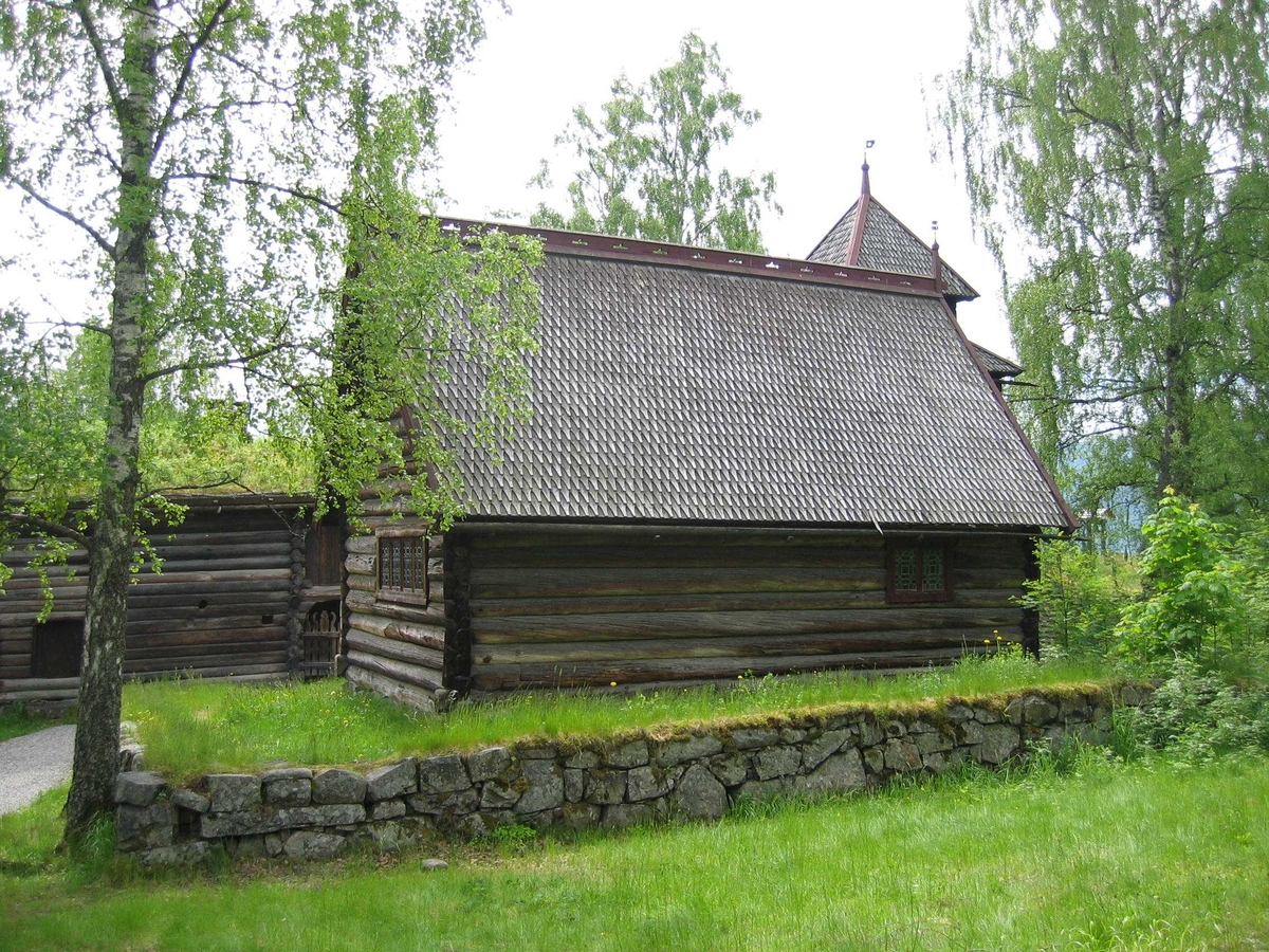 Laftet bygning i en etasje, tilbygget et tårn i hjørnet og sammenbygget med H 14, Isumstua. Kapellet har to rom, der det østre rommet har malt akantusdekor på vegger og i tak. Åpent inn til skipet, der gulvet ligger lavere enn i koret. I skipet er det kirkebenk langs nordveggen og et stort pulpitur mot vest. Klokketårnet har inngang fra mellombygget mellom kapellet og stua, og er formet som en klokkestøpul, med støpulen i Vågå som forbilde. Tekket med takspon. Ved gjenreisningen sagede spon, senere kløyvde spon.