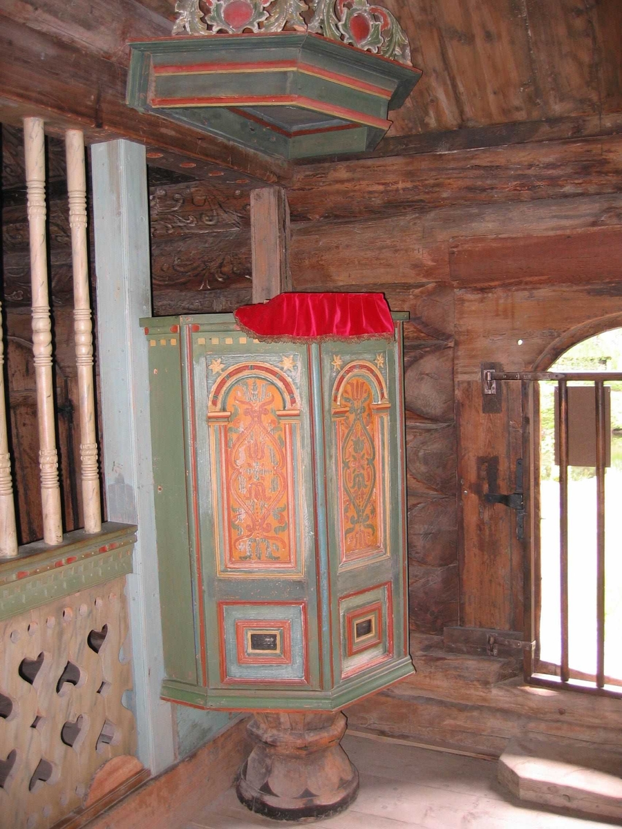 Laftet bygning i en etasje, tilbygget et tårn i hjørnet og sammenbygget med H 14, Isumstua. Kapellet har to rom, der det østre rommet har malt akantusdekor på vegger og i tak. Åpent inn til skipet, der gulvet ligger lavere enn i koret. I skipet er det kirkebenk langs nordveggen og et stort pulpitur mot vest. Klokketårnet har inngang fra mellombygget mellom kapellet og stua, og er formet som en klokkestøpul, med støpulen i Vågå som forbilde. Tekket med takspon. Ved gjenreisningen sagede spon, senere kløyvde spon.