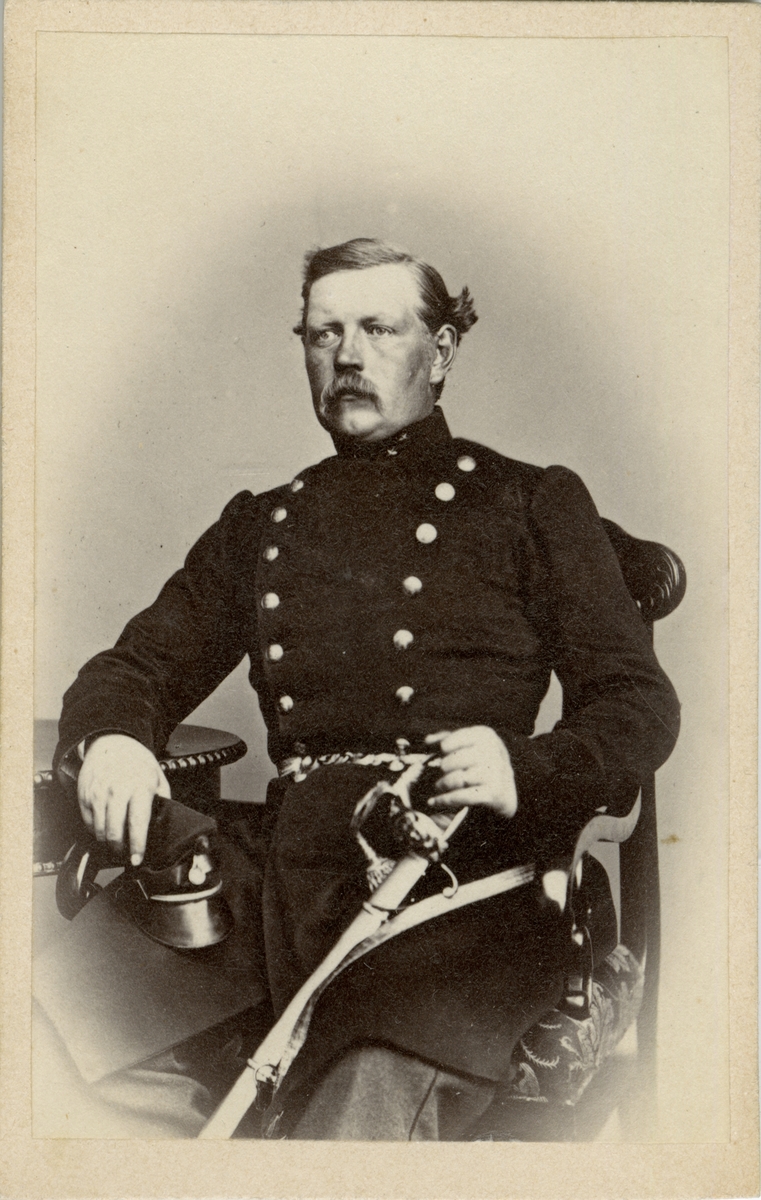 Porträtt av Adolf Malcolm Åberg, kapten vid Jönköpings regemente I 12.
Se även AMA.0009328.