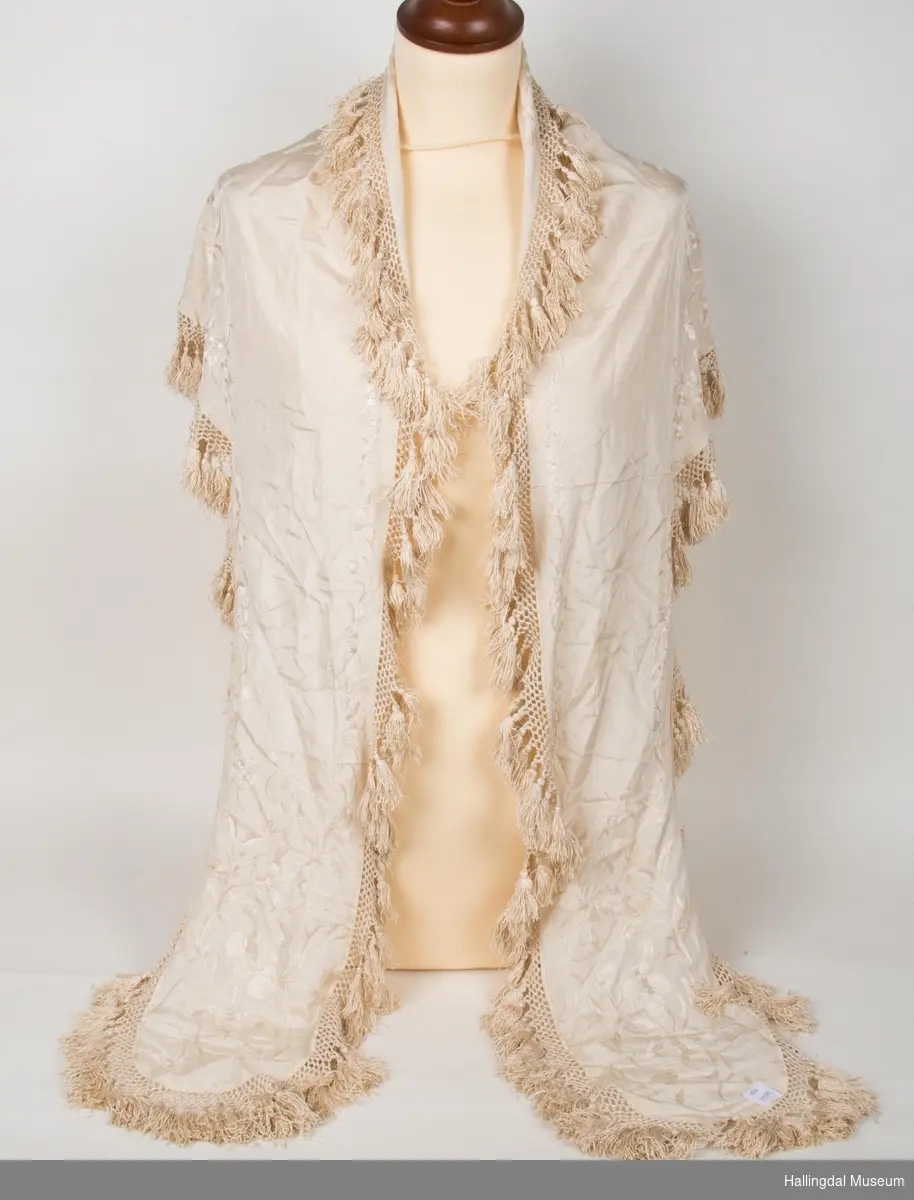 hvitt silkesjal med frynser ca. 1920
