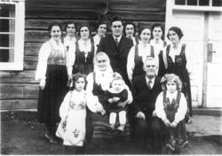 Ola Gjerdet (f. 1871) m.kone Sina  Gjerdet (f. 1879) og fami