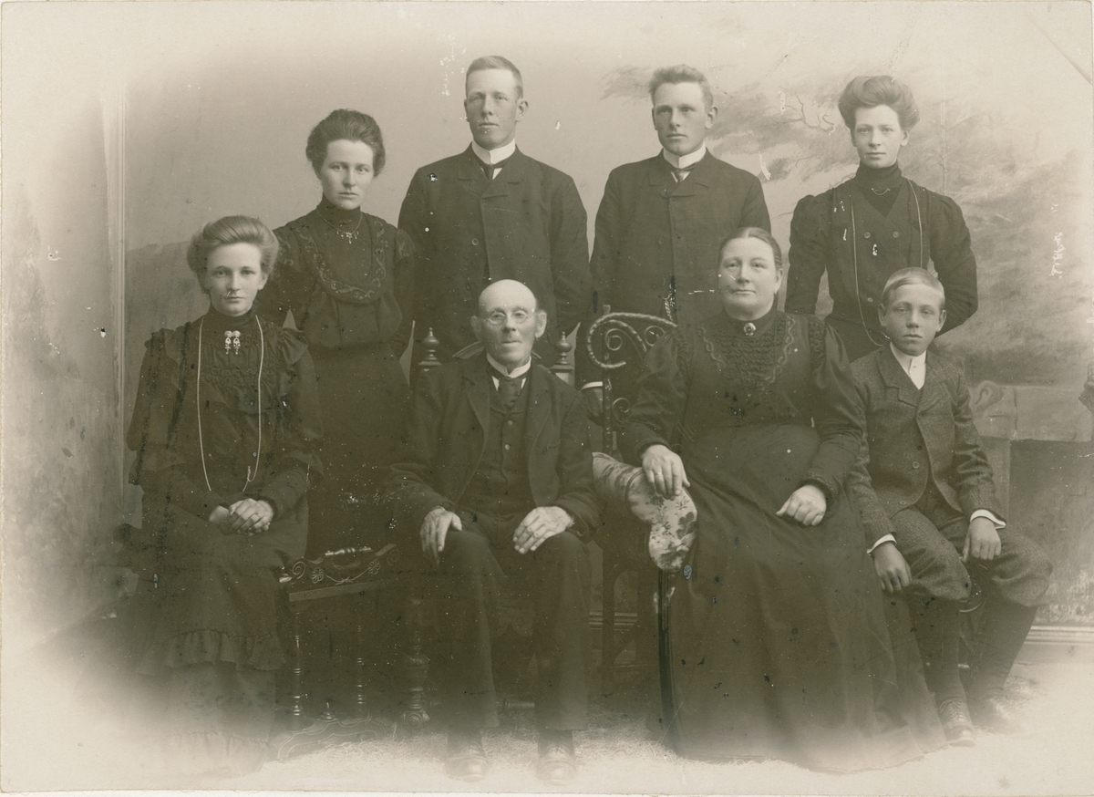 Gruppebilde 8 personer: Bildet er tatt på Gauterud gård i Gjerdrum.