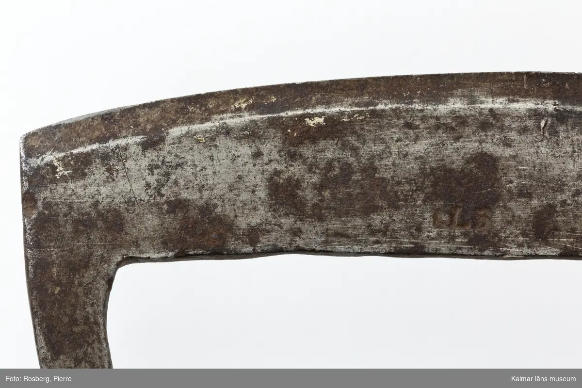 KLM 45968 Hackkniv, av järn och trä. En hackkniv med svarvat handtag, på den ena sidan en spricka. Stämpel på järnet, IL5 eller ILS.