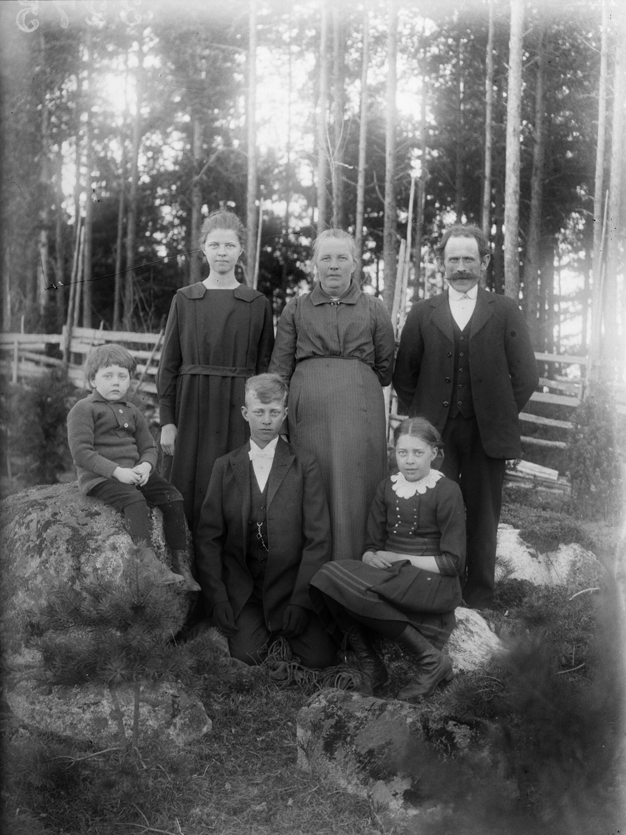 Familjen Johanson "med gärdesgården bakom", Grinda, Torstuna socken, Uppland 1923