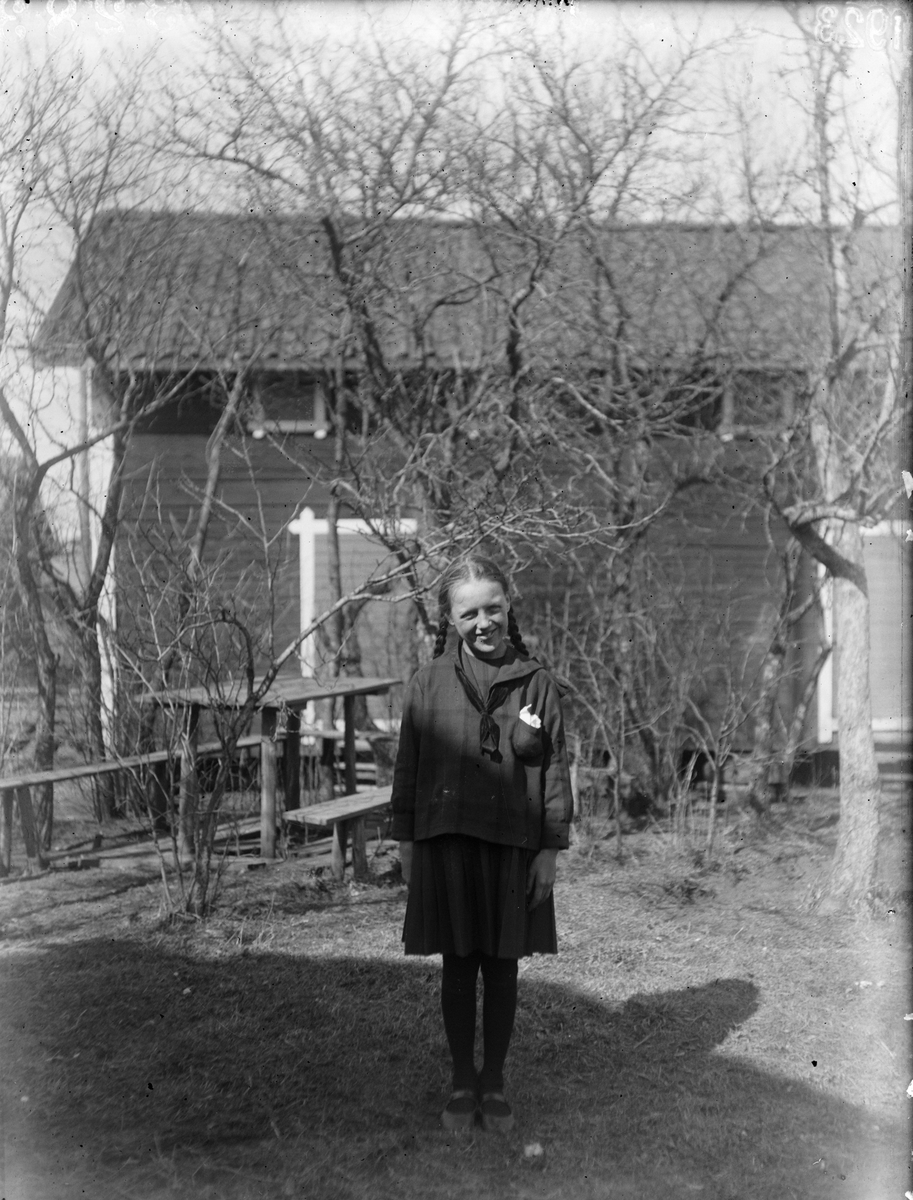 "Brita Johanson Mälby Frösthult", i Sävasta, Altuna socken, Uppland 1923