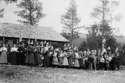 Personer, klær, flagg, bygning.