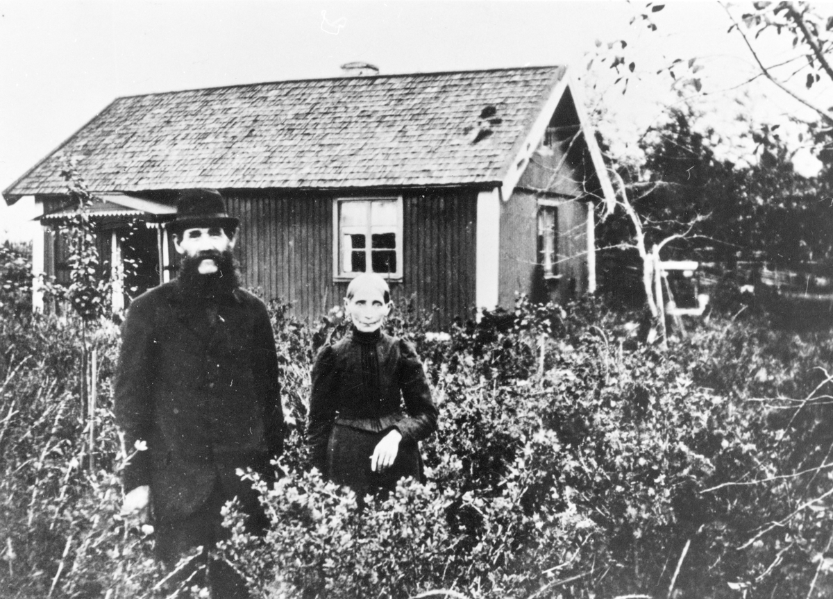 Olof Malm (1837-1912) och hustrun Sofia (1849-1917) framför sin soldatstuga i Ålbo.