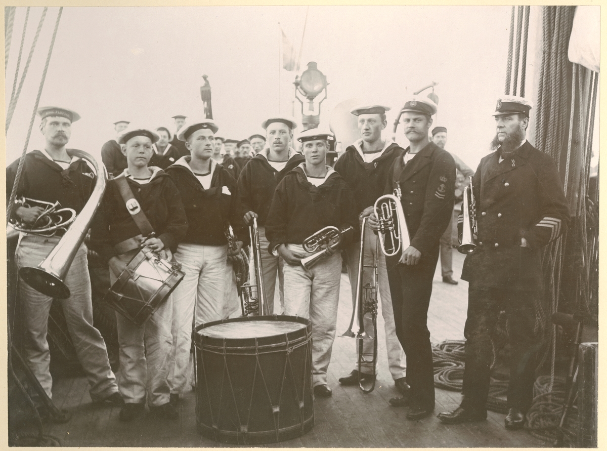 Medlemmar av besättningen på kungajakten DROTT (ex RAN) sommaren 1894.
