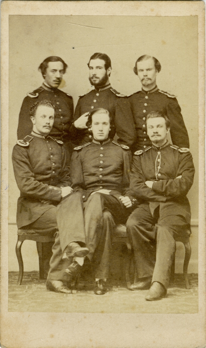 Porträtt av officerare, övre raden från vänster: Bror Johan August Lidman, Carl Magnus Axel Wästfelt och Carl Gustaf Alexander Sederholm.
Nedre raden okända.

Se även bild AMA.0009194, AMA.0009282, AMA.0009551 och AMA.0021943.
