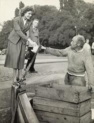 Skuespillerinnen Inger Marie Andersen kjøper reker på Rådhus