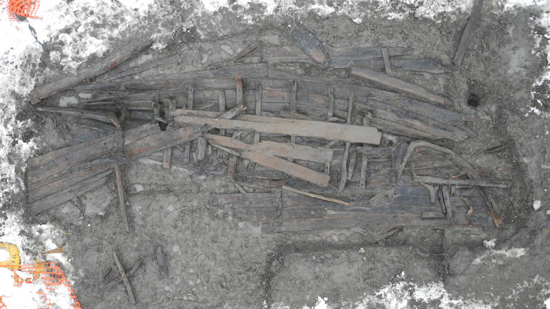 BåtLab'ens arbeid tar utgangspunkt i arkeologiske båtfunn, her representert ved Barcode 6 slik den ble funnet i jorda.