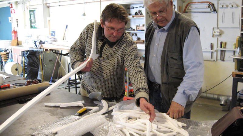Båtbygger Lars Stålegård og professor emeritus Arne Emil Christensen monterer 3D-printede modell-deler. (Foto/Photo)