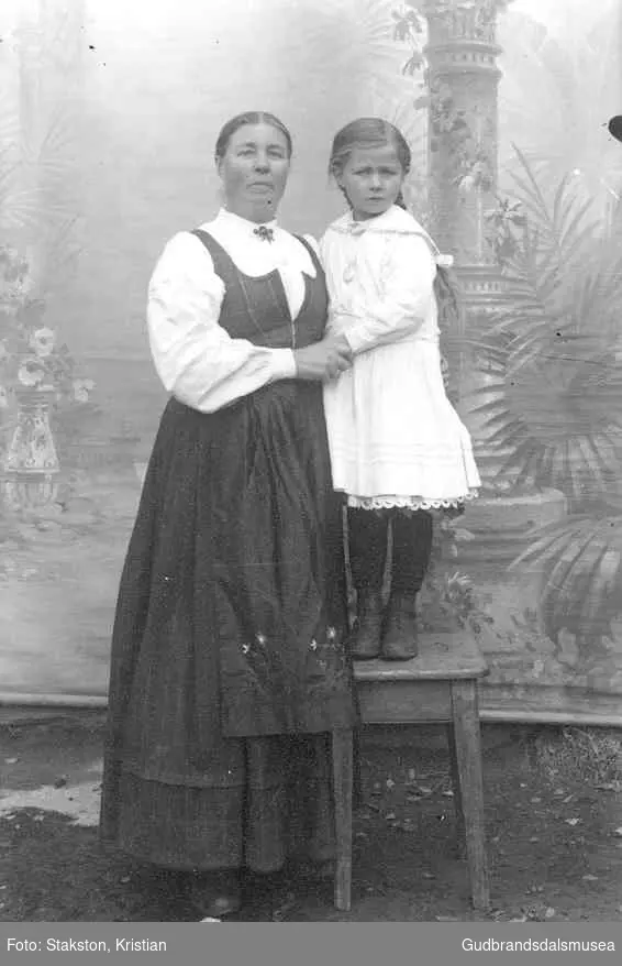 Ingrid Nordal (f. Aukrust 1869) og dotter Anne Nordal (f.1913 g. Dalen)