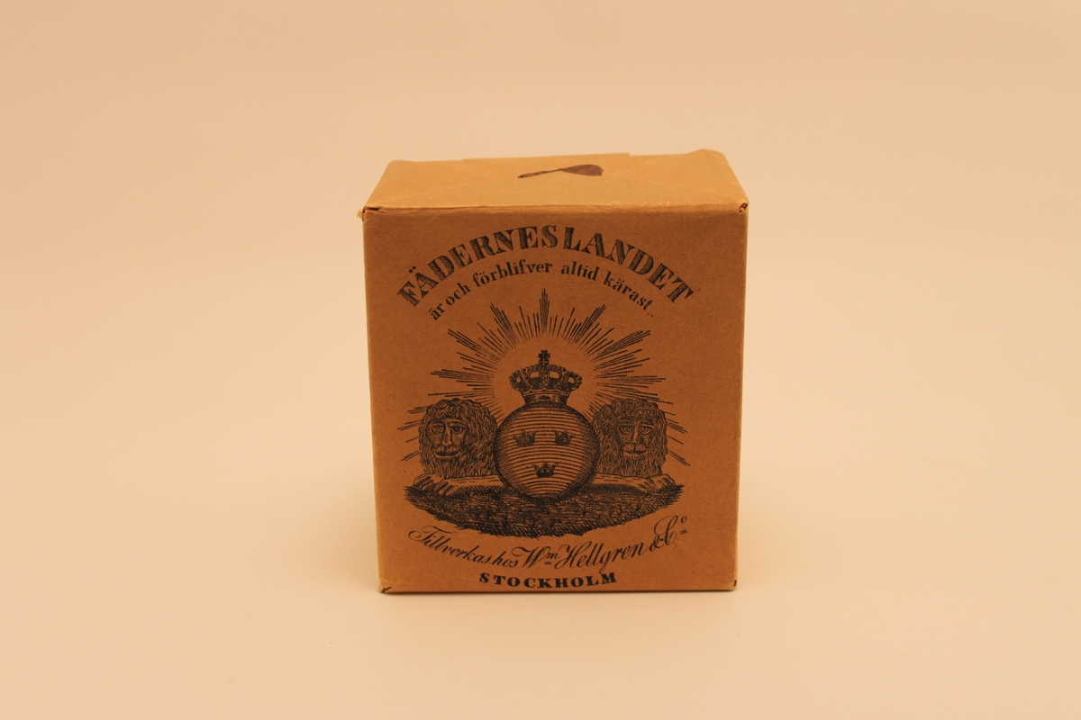 Pappersförpackning för tobak. Illustrerad med två lejon samt Sveriges vapen och en uppgående sol.