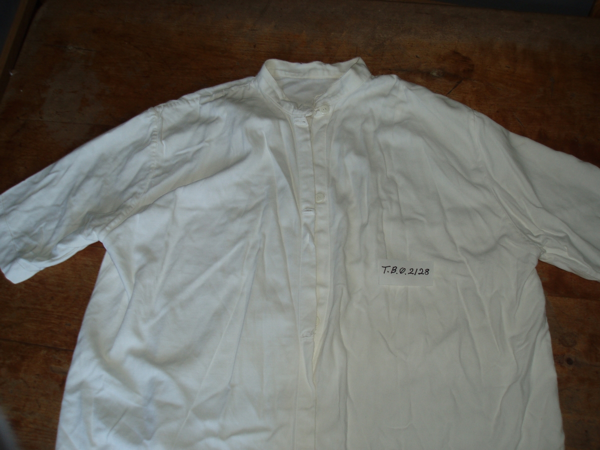 Blusen er sydd av en melsekk på 1940-tallet.