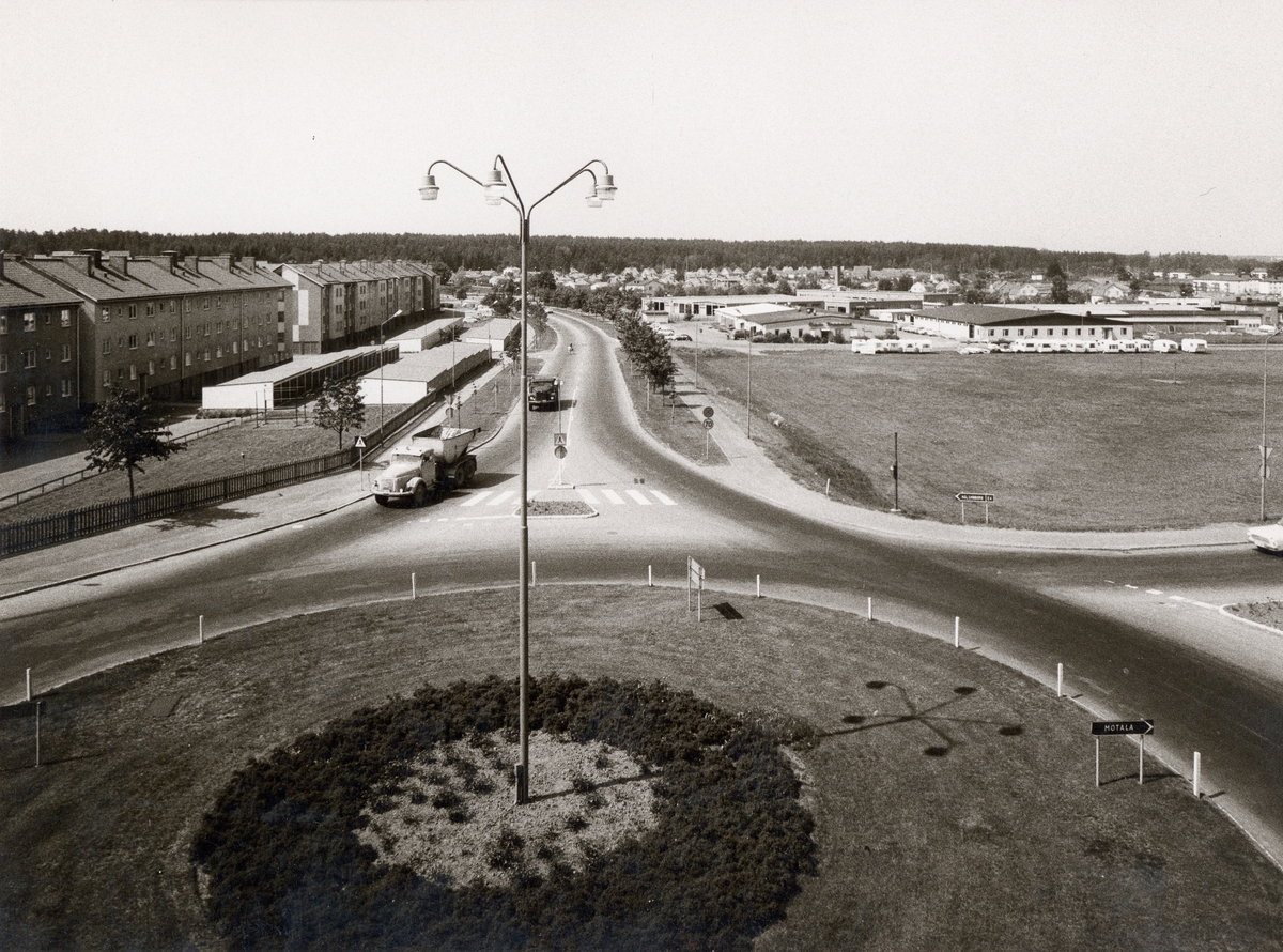 Orig. text: Industrigatan 1970 före ombyggnad.

Bergsrondellen i fronten, sedd västerut.
