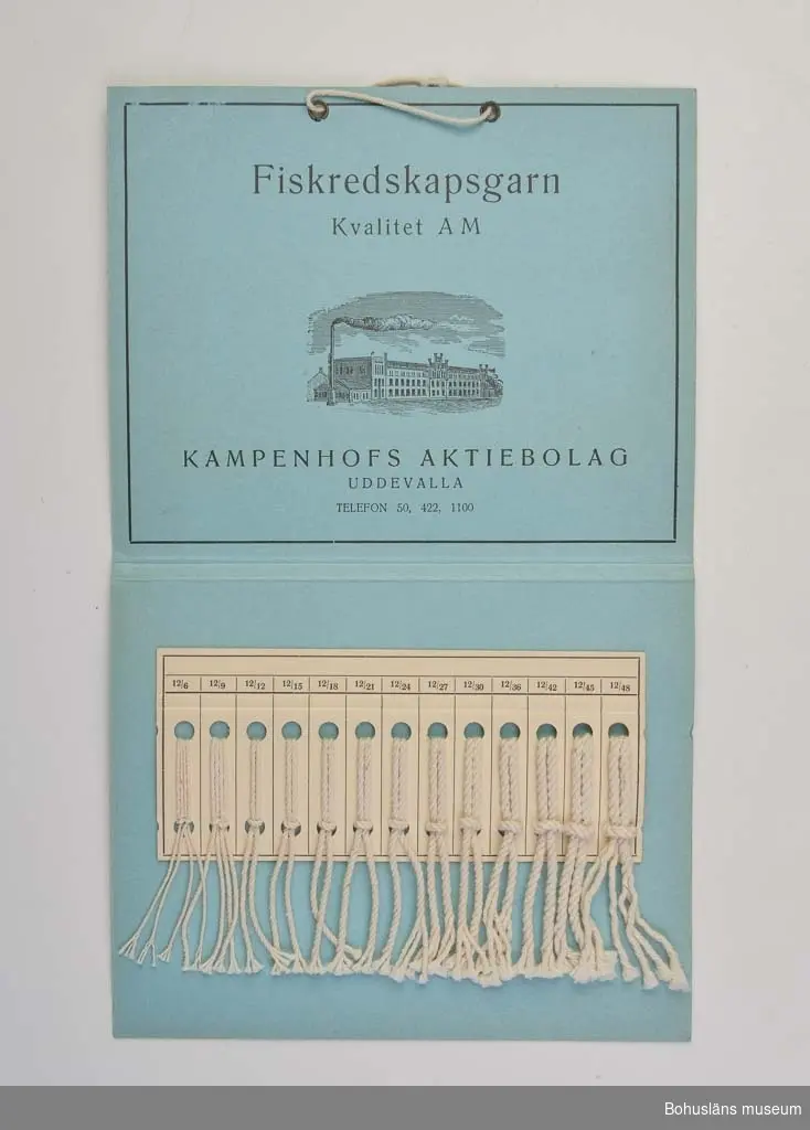 Föremålen visas i basutställningen Uddevalla genom tiderna, Bohusläns museum, Uddevalla.

Två stycken foldrar i blå papp.
Text på utsidan av a: "Mattvarp och Fiskredskapsgarn KAMPENHOFS AKTIEBOLAG UDDEVALLA TELEFON 50, 422, 1100".
Inuti är det fyra rader med garnprover i varierande tjocklekar.
Text på  utsidan av b: "Fiskredskapsgarn Kvalitet AM KAMPENHOFS AKTIEBOLAG UDDEVALLA TELEFON 50, 422, 110".
Inuti är det en rad med garnprover i varierande tjocklekar.

Ur punktnummerkatalogen 1958-1976:
Fastighetskontoret Uddevalla.
Garnprovskartonger 2 st. fr Kampenhofs bomullspinneri.
