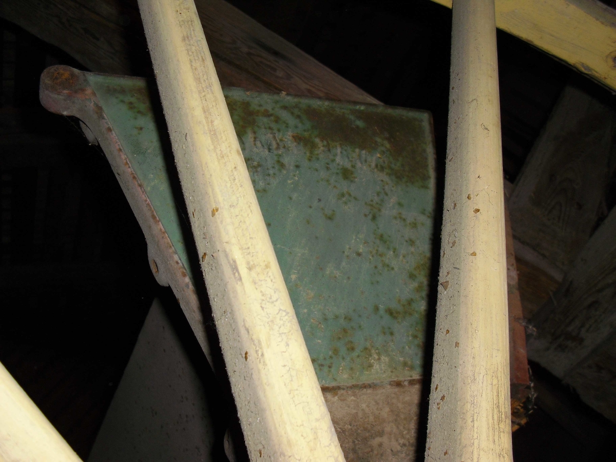 12 sålabber, såkasse av tre, trehjul. 