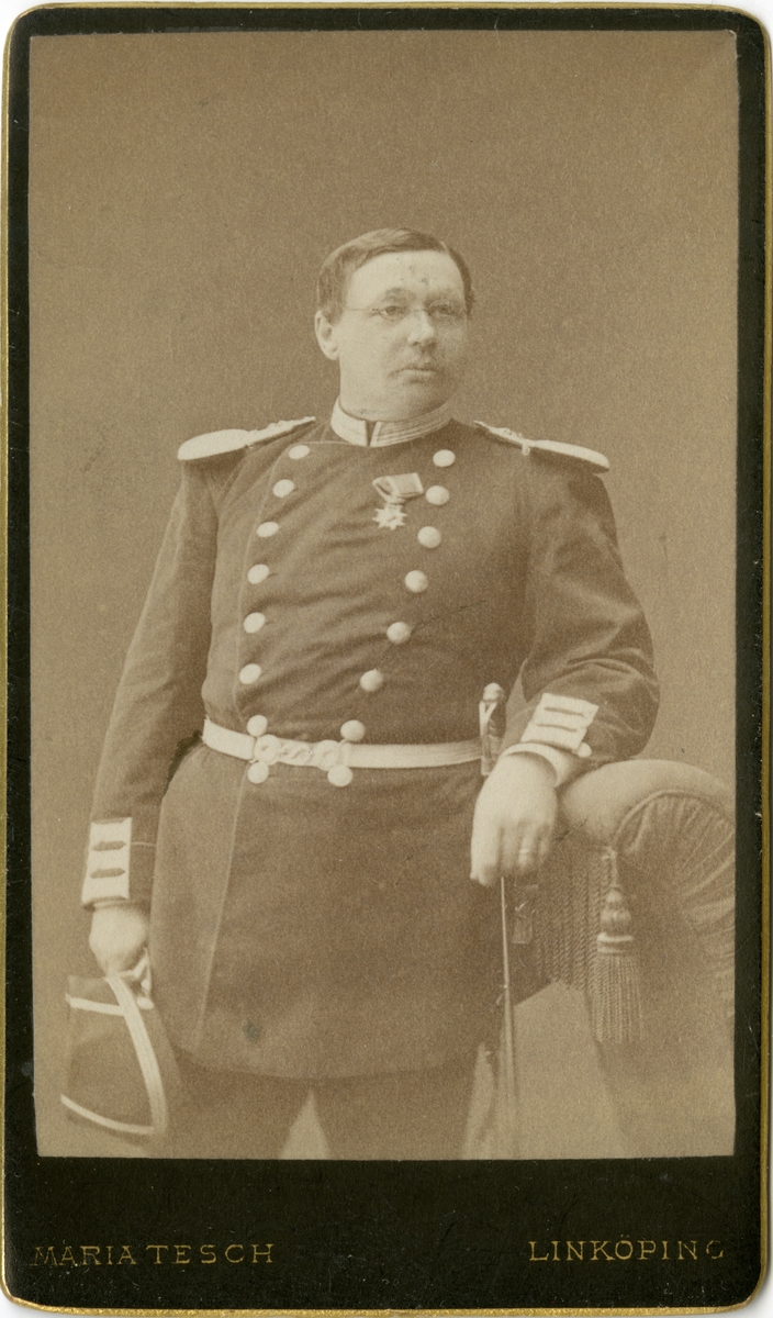 Porträtt av Adolf Fredrik Christian af Klercker, officer vid Andra livgrenadjärregementet I 5.

Se även bild AMA.0001881, AMA.0001932 och AMA.0001973.