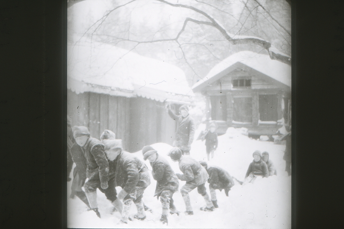Friluftsskolegutter leker i snøen på Asker Museum.