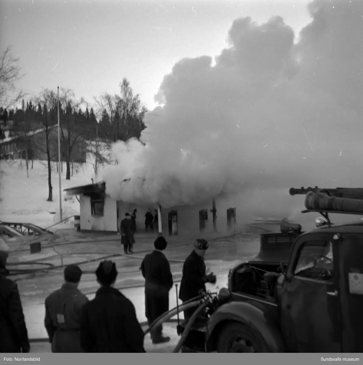 Esso bensinstation som låg norr om Tivolibron på Norrmalm brinner ner.