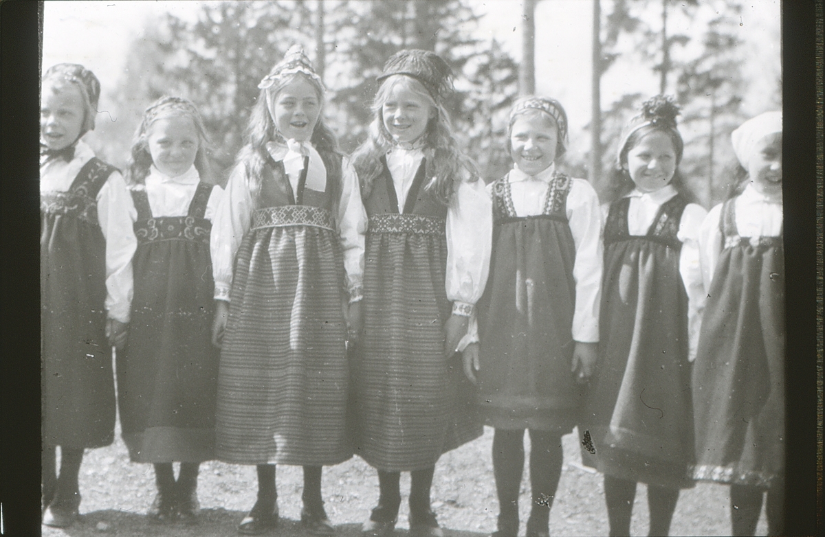 7 bunadskledde jenter på Brusetkollen friluftsskole.
