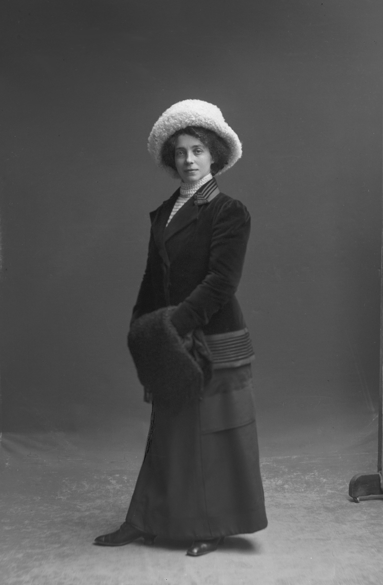 Porträtt från fotografen Maria Teschs ateljé i Linköping. 1912.  Beställare: Hilma Anderson.