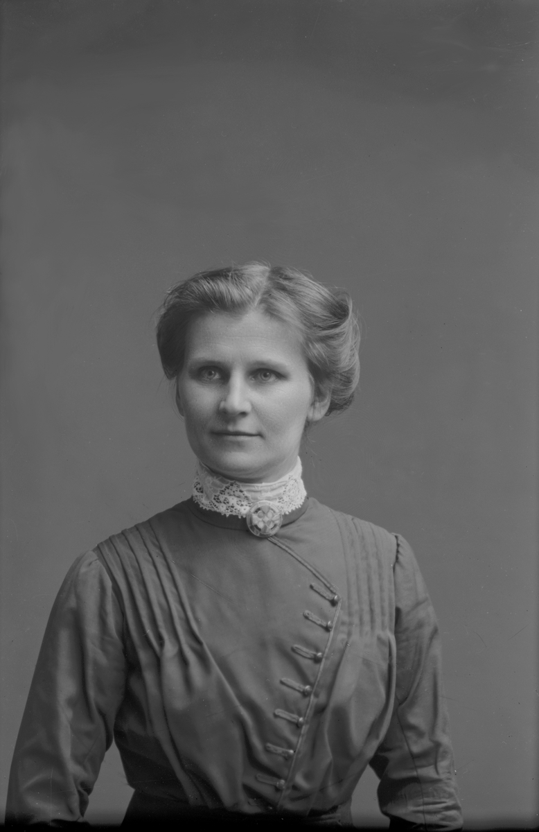 Porträtt från fotografen Maria Teschs ateljé i Linköping. 1914. Beställare: Hulda Anderson.
