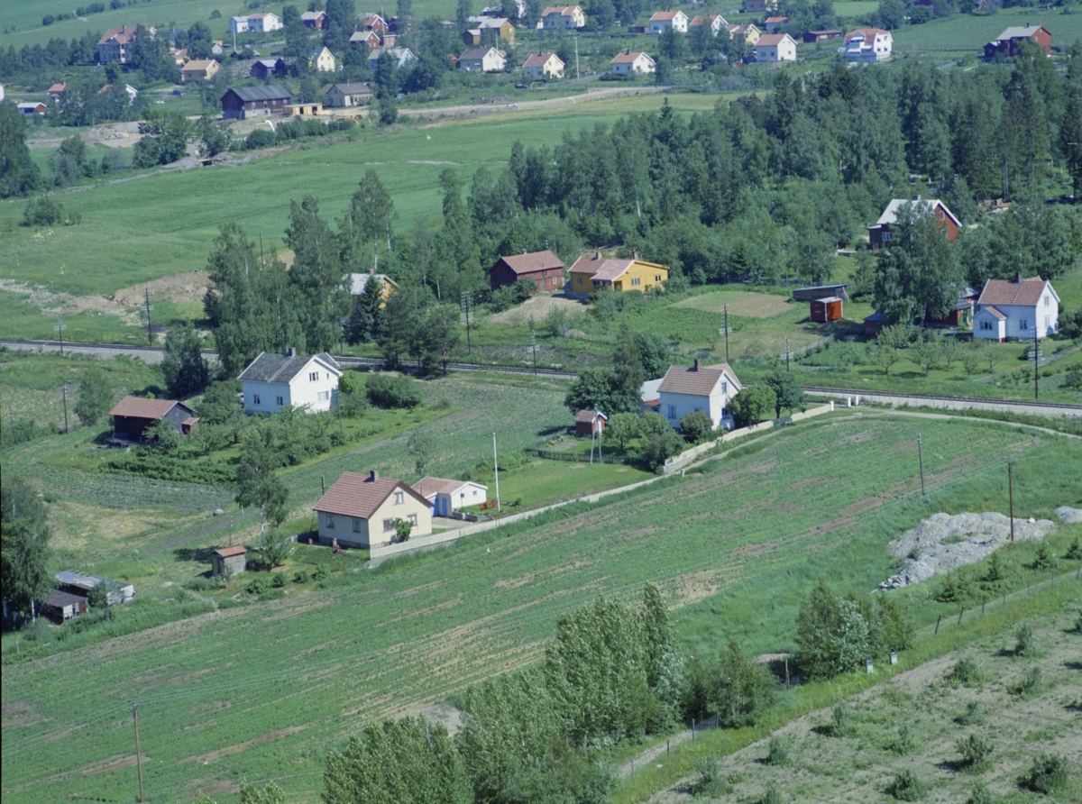 Flyfoto, Lillehammer, bebyggelse, Nordre Ål, Korgen. Gule huset bak jernbanesporet er Moavegen 62, nevnt som Skogstad og det hvite til venstre i midten er nevnt som Østerhaug, Moavegen 64A.