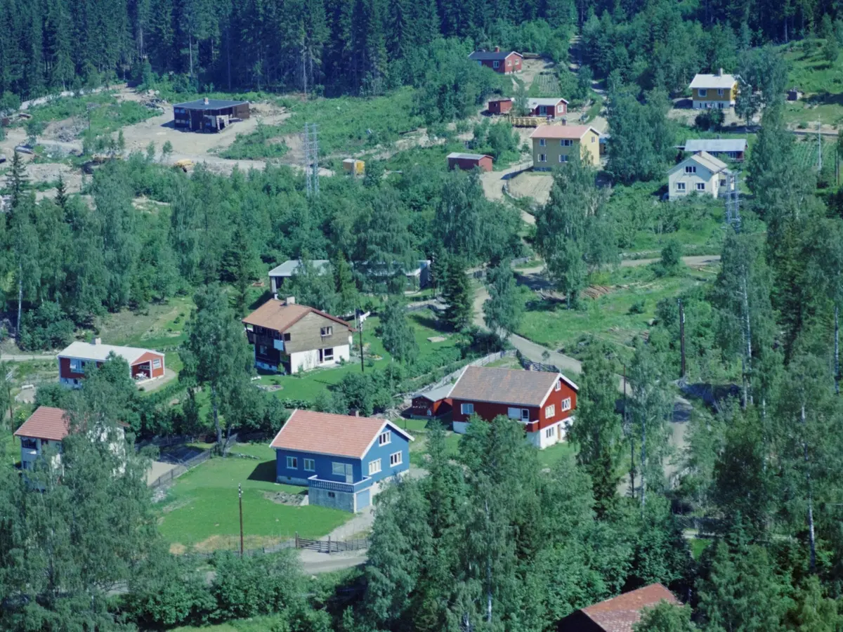 Flyfoto, Lillehammer, bebyggelse. Langsethveien går oppover i bildet, den nye Messenliveien tar av til høyre nedenfor midten av bildet. Veien som går oppover fra Langsethveien til husene lenger opp, heter Kongleveien.
