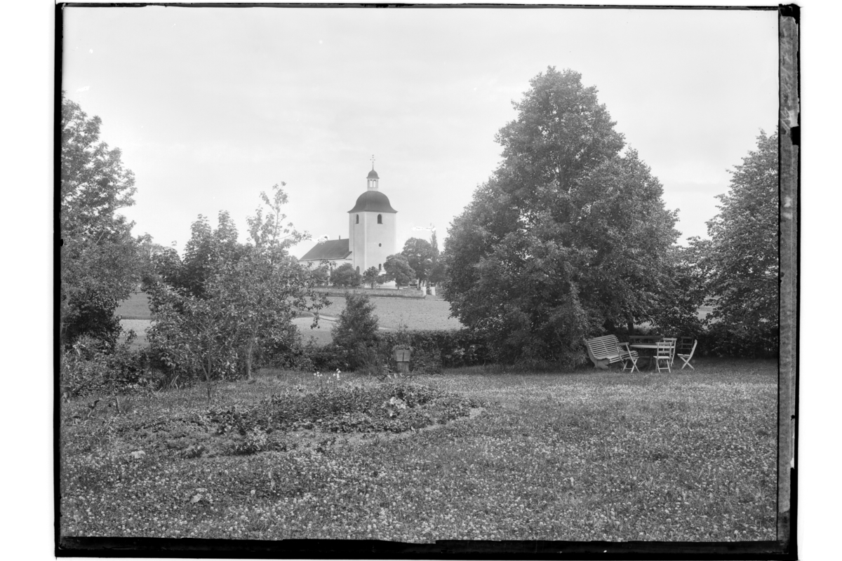 Stora Mellösa kyrka från fröknarna Årmans trädgård.
Beställningsnr. SM-108.
