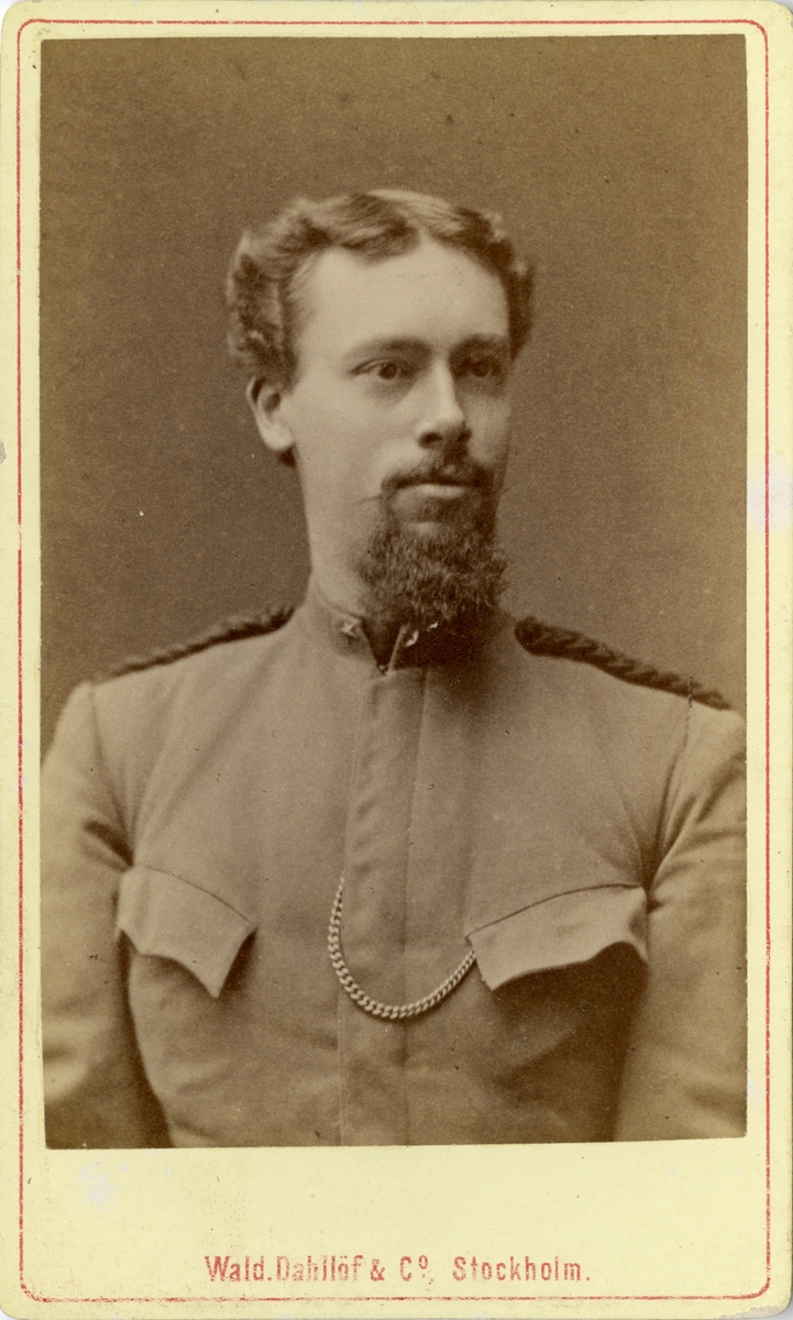 Porträtt av Waldemar August Starck, underlöjtnant vid Fortifikationen.
Se även bild AMA.0008620 och AMA.0009656.